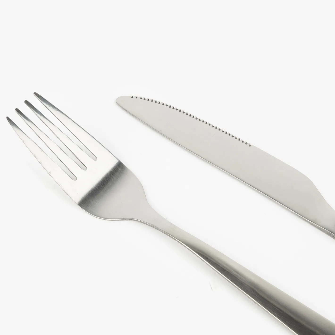 Set de 4 cubiertos de acero con estuche de neopreno^Casa Viva Best