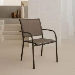 Silla de jardín apilable con reposabrazos de aluminio marrón Feroe 65x56x88cm^Casa Viva